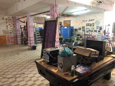 Maino ha persino abbellito alcuni spazi del Villaggio, come la sala del Comitato che ha verniciato e decorato